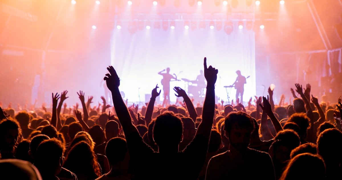 Conciertos, discotecas y música constante: la mitad de los jóvenes españoles están en riesgo de pérdida auditiva