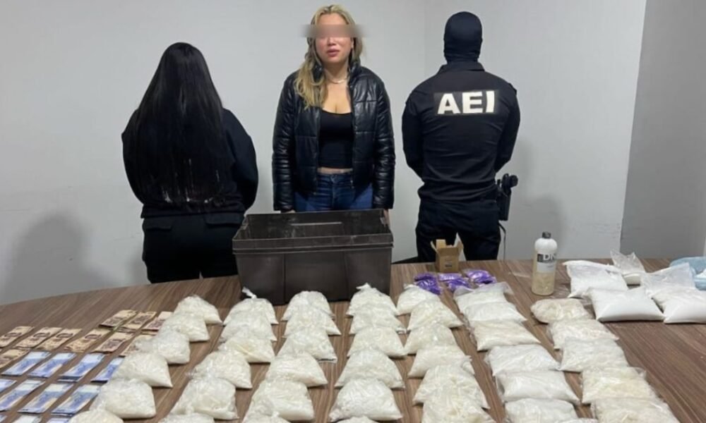 Detienen en Chihuahua a presunta trabajadora de la FGR con más de 2 millones de pesos en metanfetamina