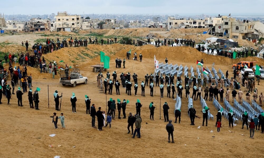 EN VIVO: El grupo terrorista Hamas entrega a la Cruz Roja los ataúdes con los cuerpos de los rehenes israelíes asesinados