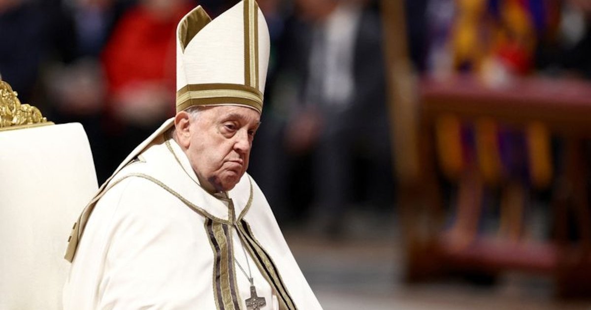 El Vaticano informó que el papa Francisco “descansó bien” y mostró signos de mejoría tras su hospitalización por neumonía