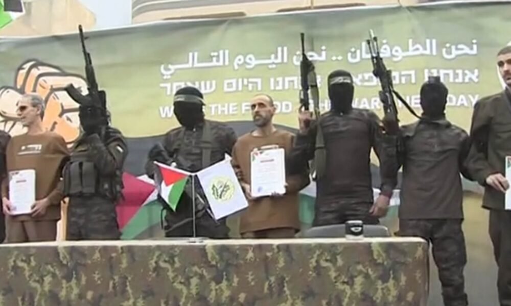 El grupo terrorista Hamas liberó a los tres rehenes Eli Sharabi, Or Levy y Ohad Ben Ami