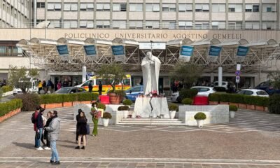 El papa Francisco pasa una noche tranquila y sigue descansando: su estado es “crítico” pero “estable”