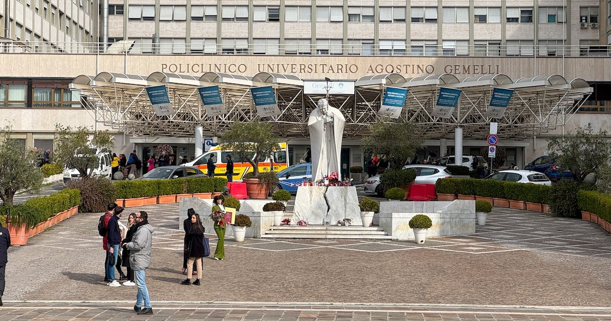 El papa Francisco pasa una noche tranquila y sigue descansando: su estado es “crítico” pero “estable”