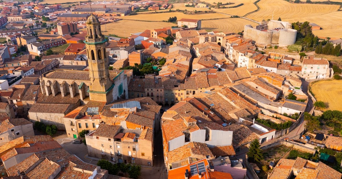 El pueblo más barato de Barcelona para comprar casa: piso de 100 m² por 73.200 euros, una iglesia gótica y un mercado famoso