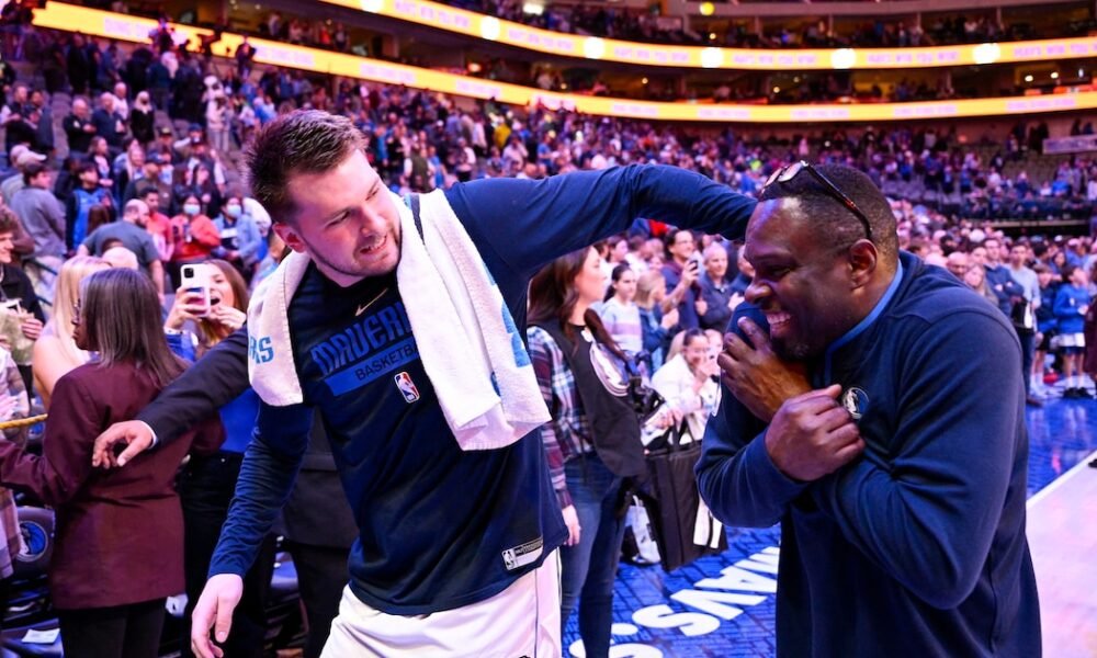 Escándalo en la NBA: arrestaron a un ex jugador y asistente de Dallas Mavericks por agredir con un arma a una mujer