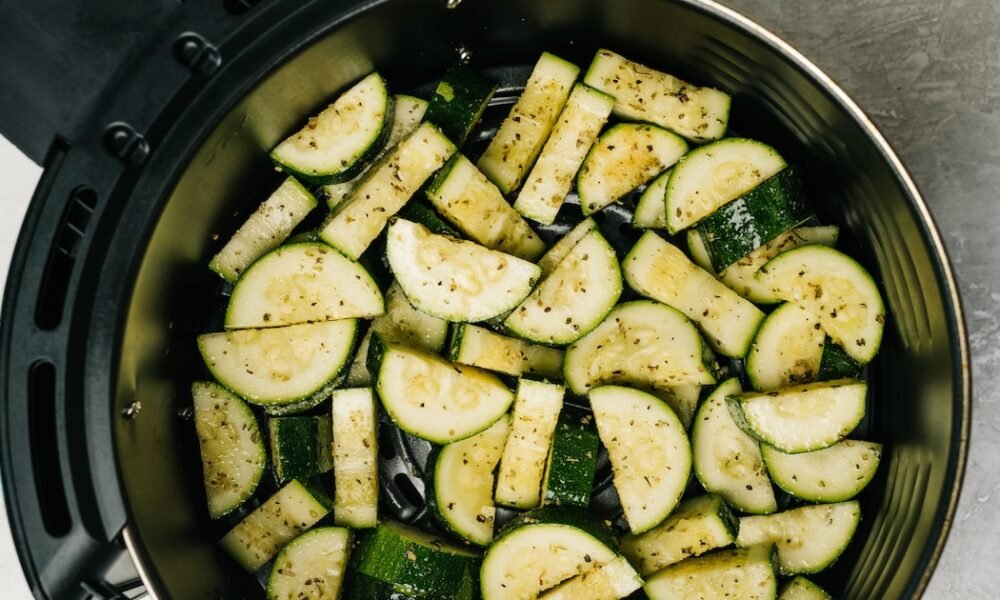 Este es el ingrediente que deberías evitar meter en la freidora de aire por riesgo de incendio, según expertos