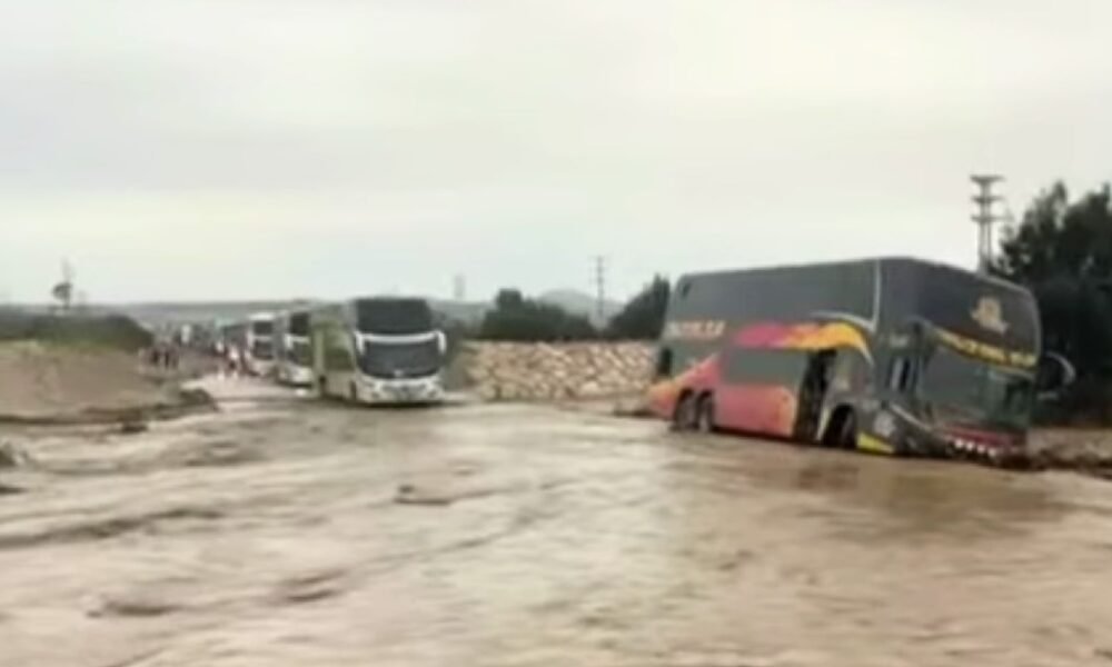 Huaico bloquea la Panamericana Sur en Ica y deja a decenas de pasajeros varados