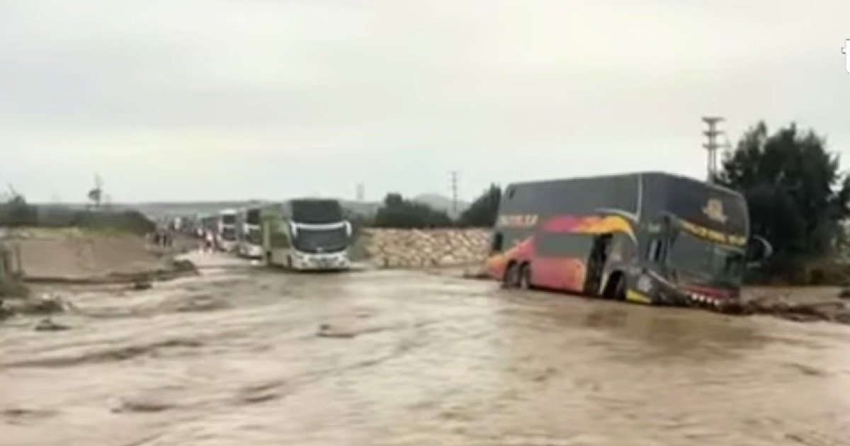 Huaico bloquea la Panamericana Sur en Ica y deja a decenas de pasajeros varados