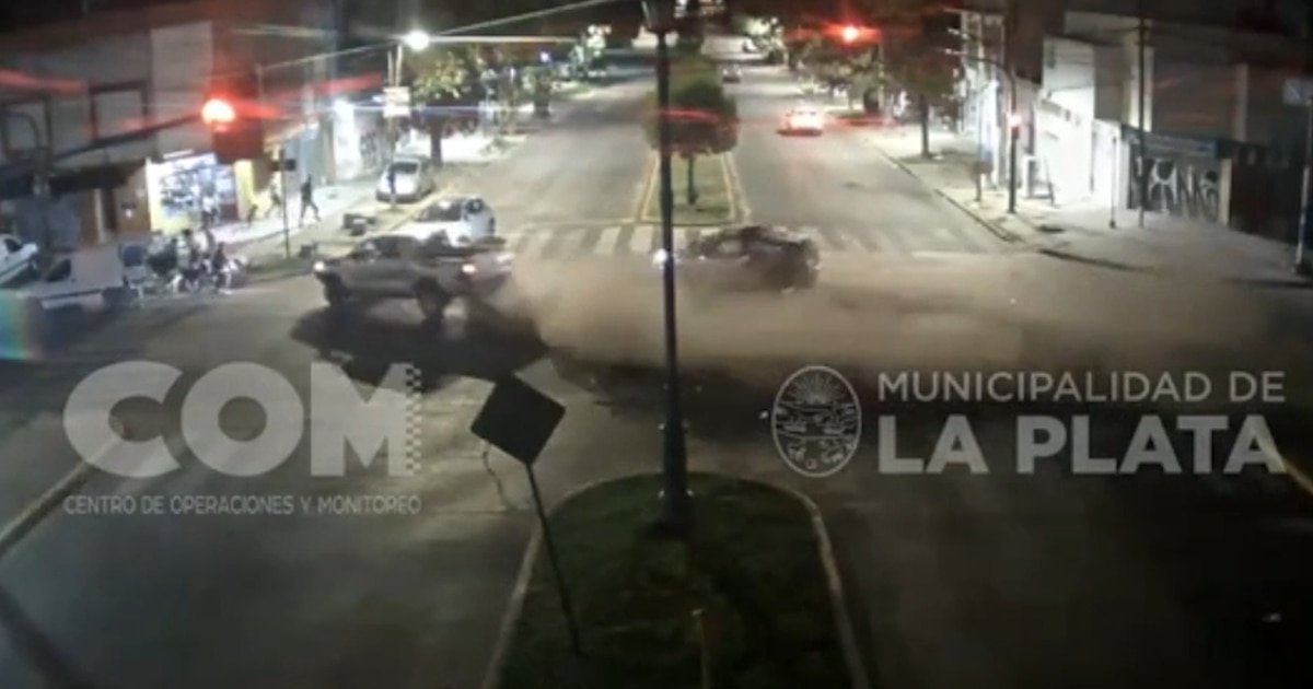 Manejaba borracho, perdió el control e incrustó su camioneta contra un kiosco: hay un herido grave