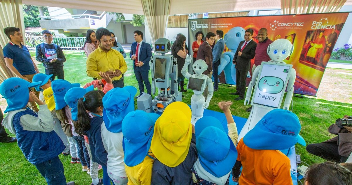 Pedro Bot y Pablo Bot: investigadores arequipeños programan, diseñan y fabrican robots sociales
