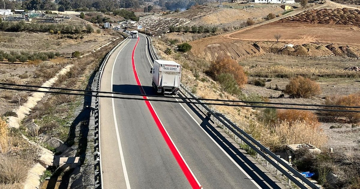 Qué significa la nueva línea roja de la DGT presente en la carretera