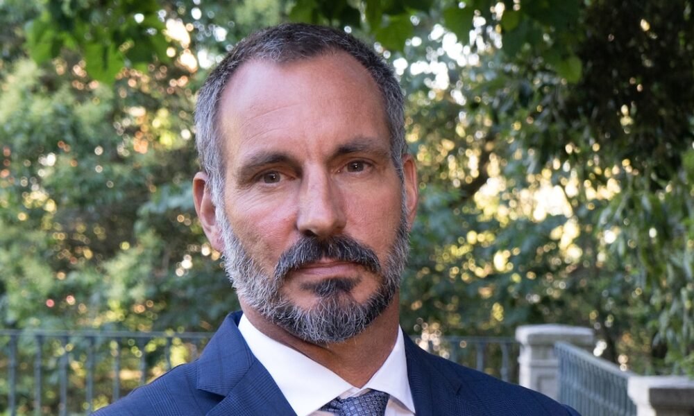 Rahim Al-Hussaini fue designado como el nuevo líder de los musulmanes ismaelitas, tras la muerte de su padre