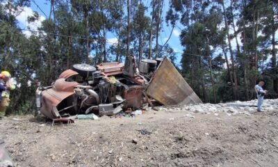 Tractocamión en Ubaté perdió el control y se volcó: conductor quedó atrapado