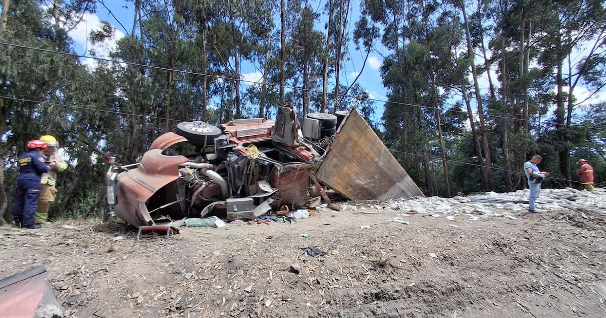 Tractocamión en Ubaté perdió el control y se volcó: conductor quedó atrapado