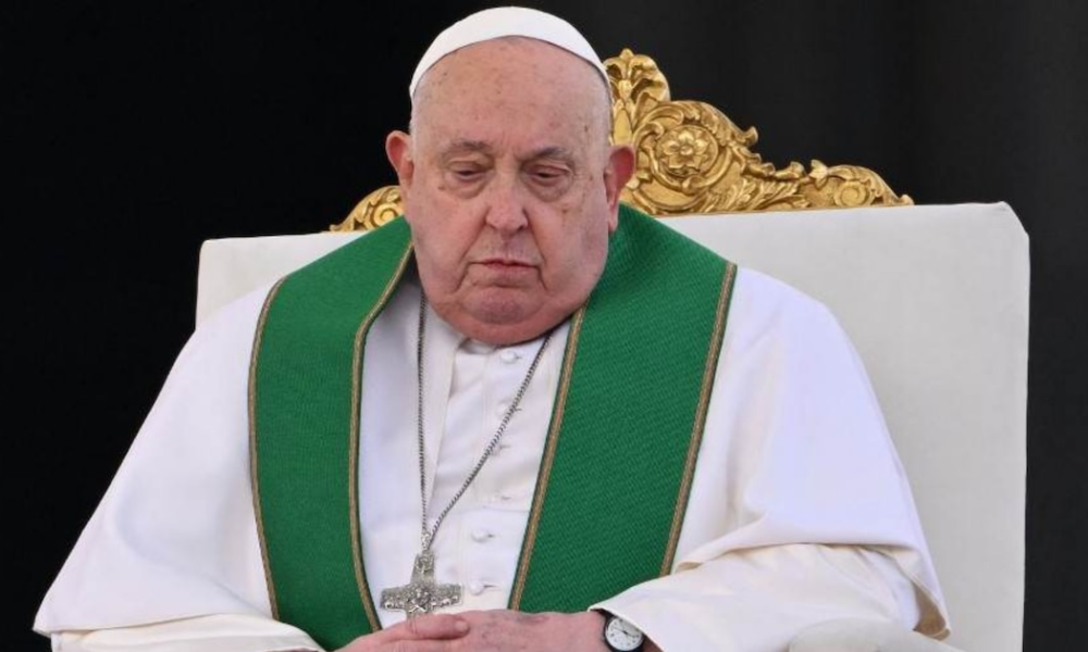 Vaticano confirmó que el Papa Francisco padece de neumonía y su cuadro clínico es complejo