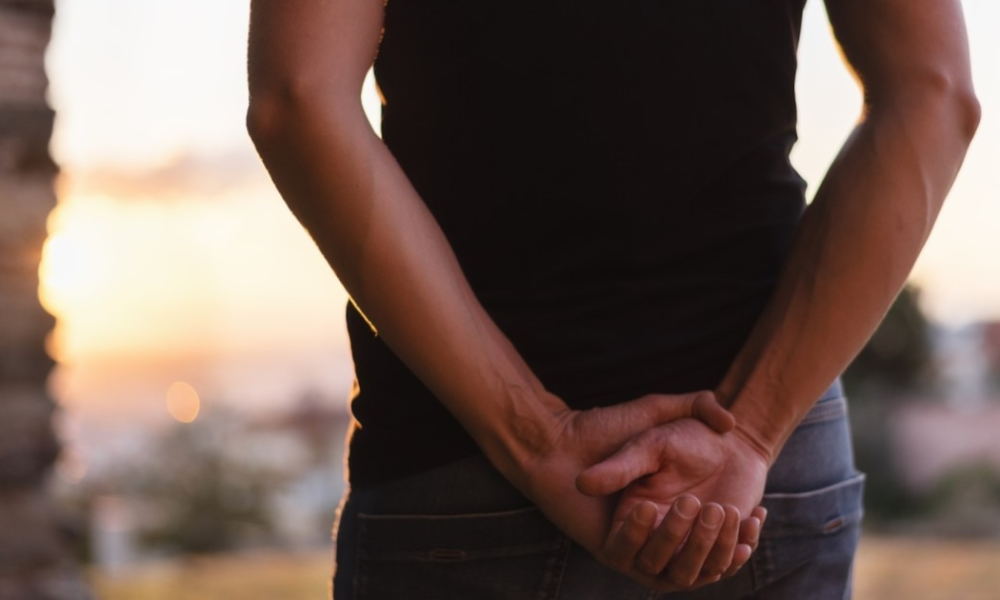 ¿Cuál es el significado de caminar con las manos en la espalda, según la psicología?