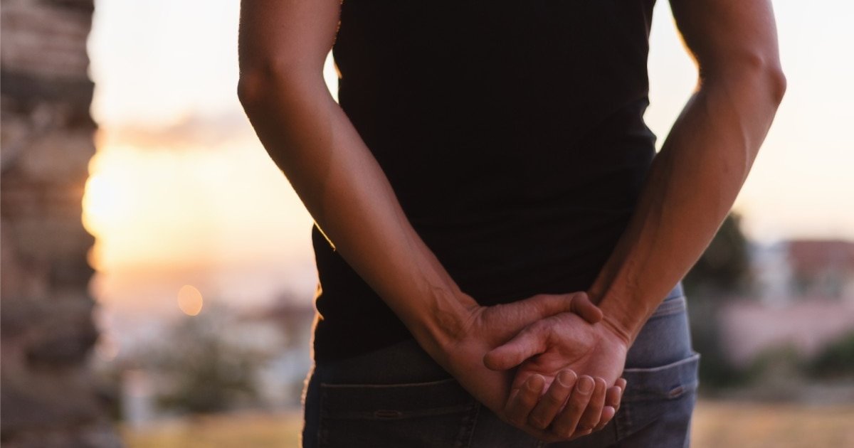 ¿Cuál es el significado de caminar con las manos en la espalda, según la psicología?