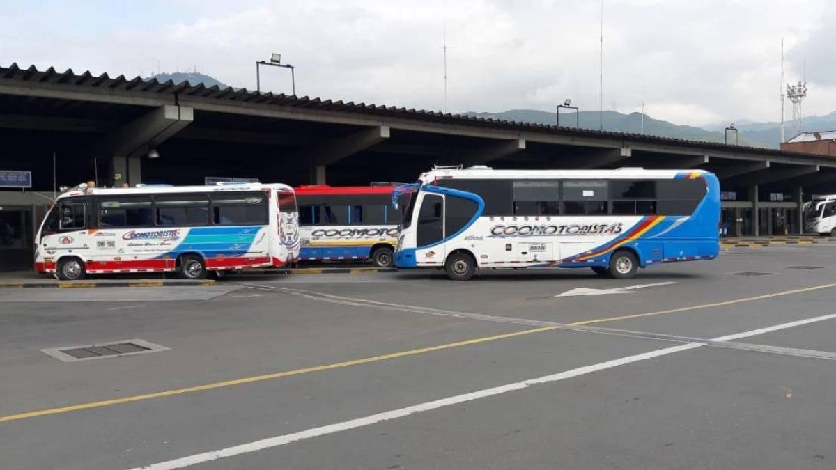 Tensión por hombre que amenazó con cuchillo a Guardas de la terminal de cali: le encontraron una escopeta