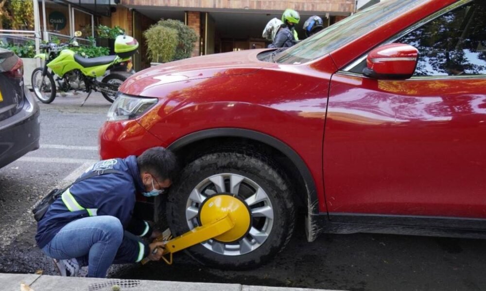 Cepos Sin Policías de Tránsito en Zonas de Parqueo Pago. ¿Es legal?
