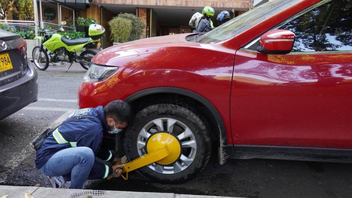 Cepos Sin Policías de Tránsito en Zonas de Parqueo Pago. ¿Es legal?