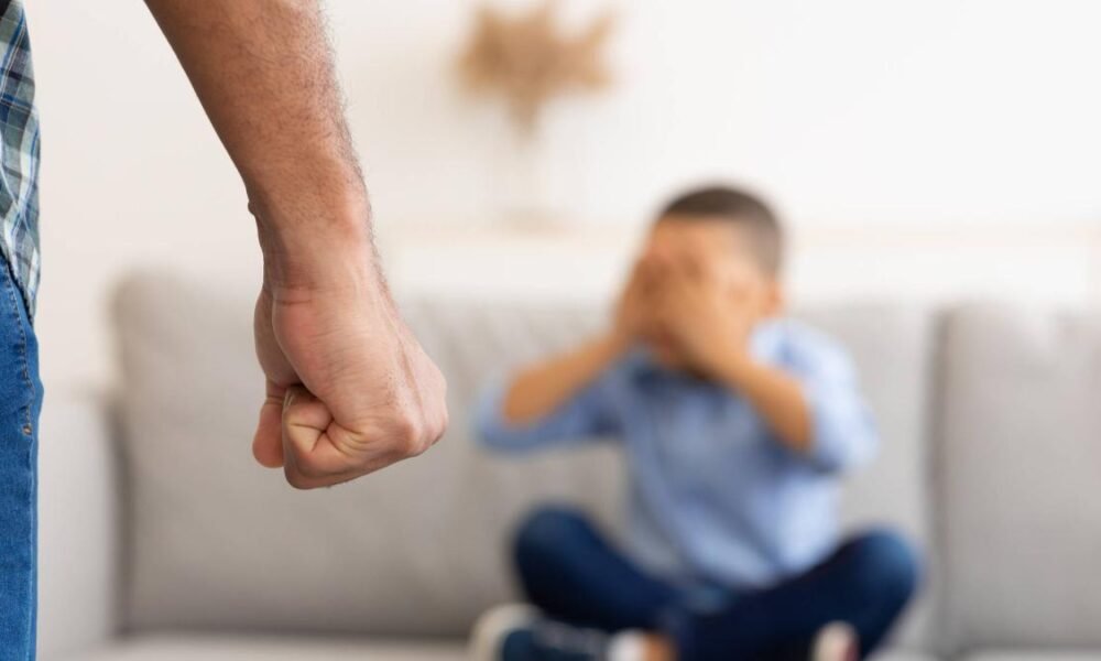 Hombre le Lanzó Cemento en Los Ojos a Su Hijastro de Seis Años: El Menor Está Hospitalizado