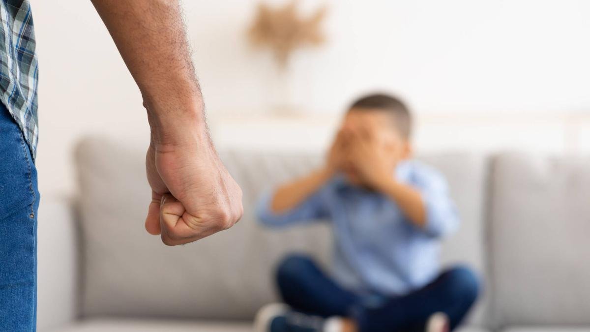 Hombre le Lanzó Cemento en Los Ojos a Su Hijastro de Seis Años: El Menor Está Hospitalizado