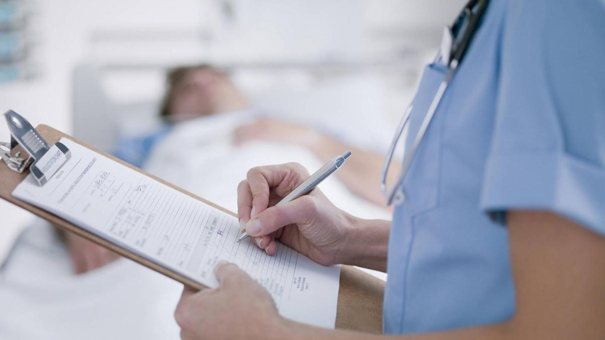 intentó correr a su Casa, Pero se Desplomó Frente a Su Familia