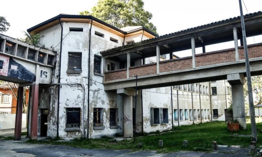 Avanza la restaurante de su torre central
