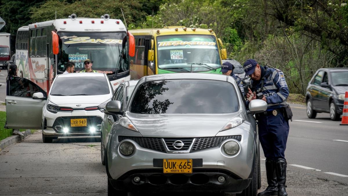 Choque Entre Vehículo Escolar y Automóvil en la Autopista Norte Con Carrera 192