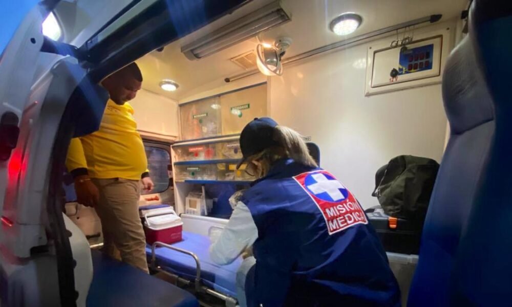 11 Ambulancias listas en la vía 40 para el desfile de la Batalla de Flores