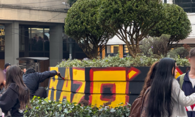 Estudiantes de la U. del Rosario Denuncian Ataque de Comerciantes Mientras Pintaban Mural 'Las Cuchas Tienen Razón'