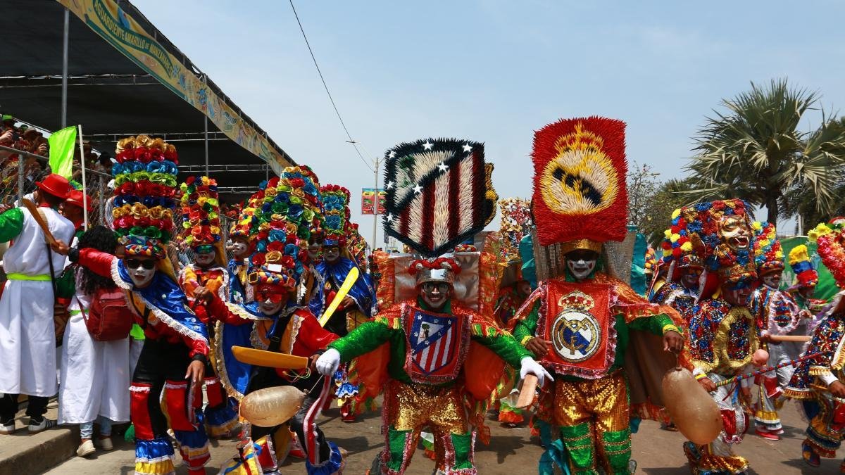 La 'Primera Vez' de Pareja de Turistas en Batalla de Flores