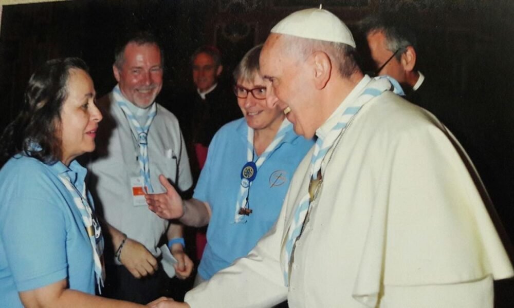 La caladoña que ayudó a desamparados en el Mundo; SE convirtió en una cronista viajera