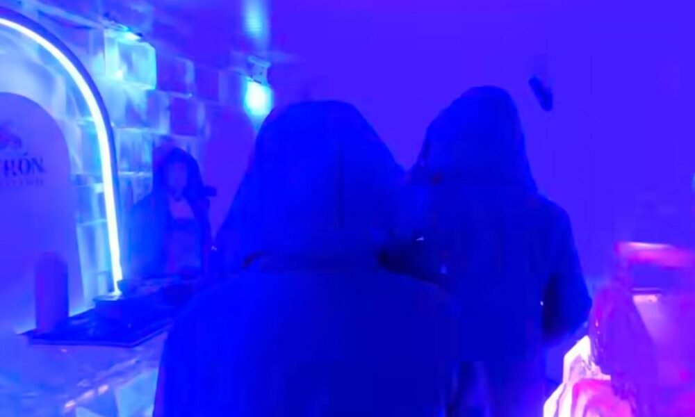 Mujer Narra Cómo se le Congelaron Sus Manos Tras Visitar Un Glass Bar en Bogotá