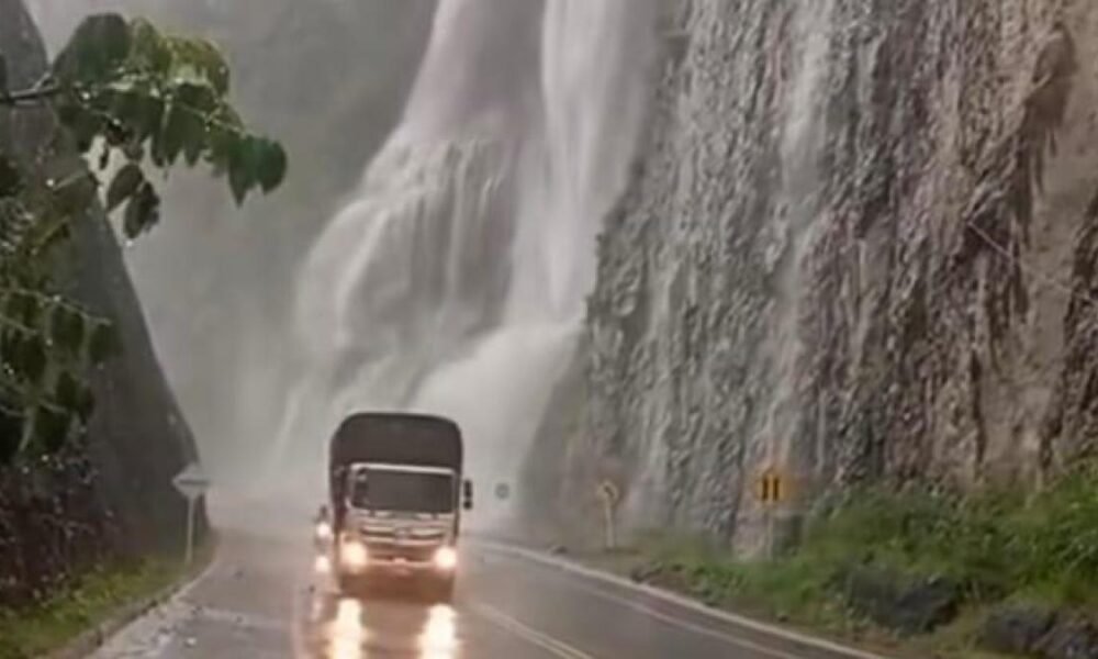 Una Cascada Aparecio de Repente Sobre La Carretera