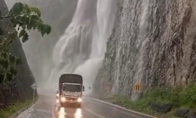 Una Cascada Aparecio de Repente Sobre La Carretera