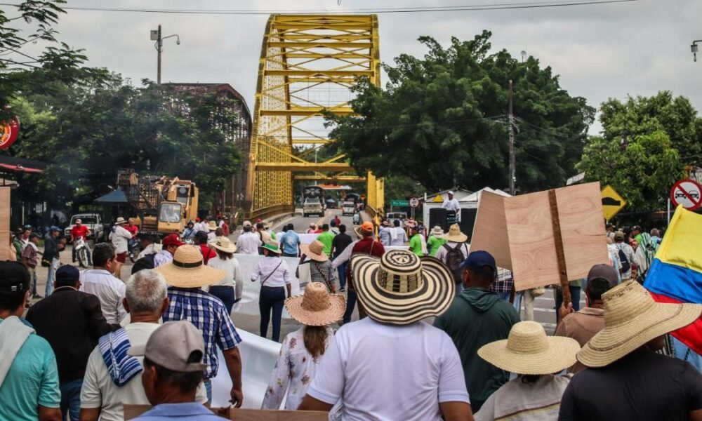 Siguen Bloqueos y protestas por Bajos precios y falta de apoyo del gobierno