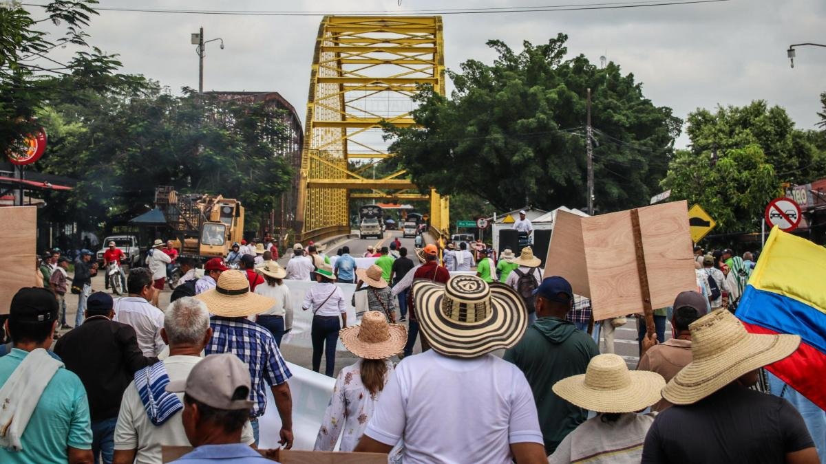 Siguen Bloqueos y protestas por Bajos precios y falta de apoyo del gobierno