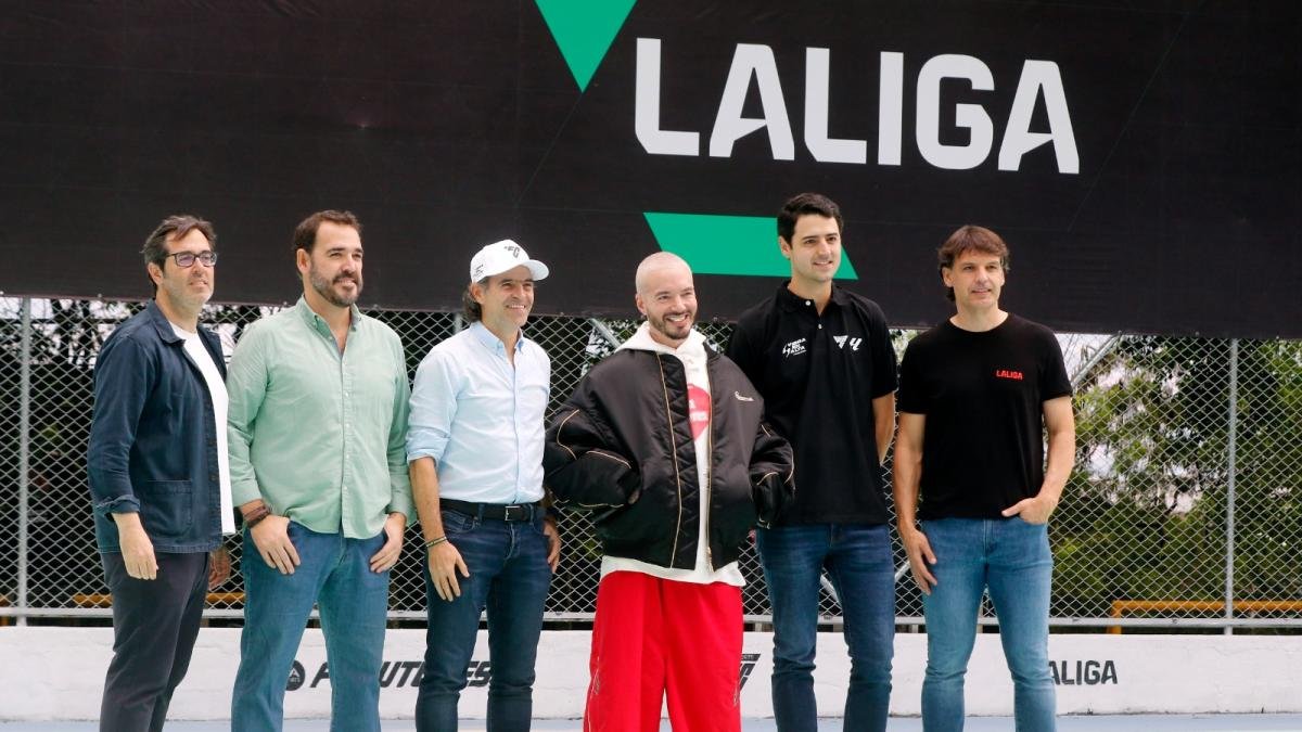 J Balvin Entregó Intervención en CANCHA Polideportiva de Manrique