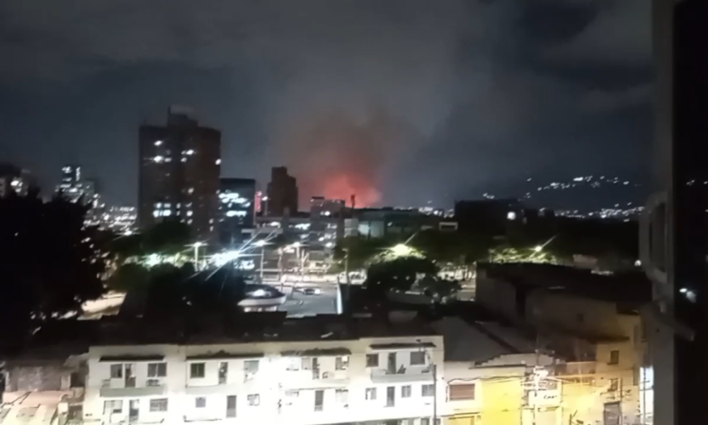 Bomberos Atienden Voraz Incendio Cerca a la Línea B del metro