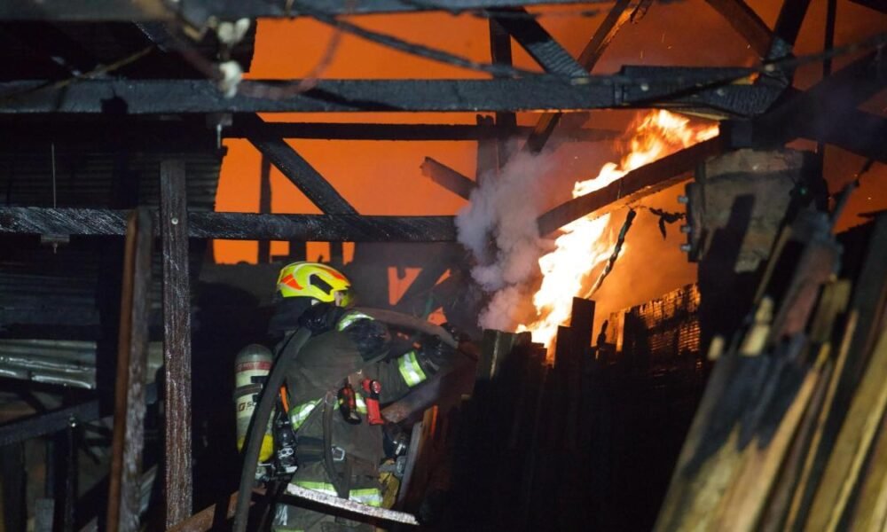 Identifican a la víctima mortal del voraz incendio en una bodega del centro