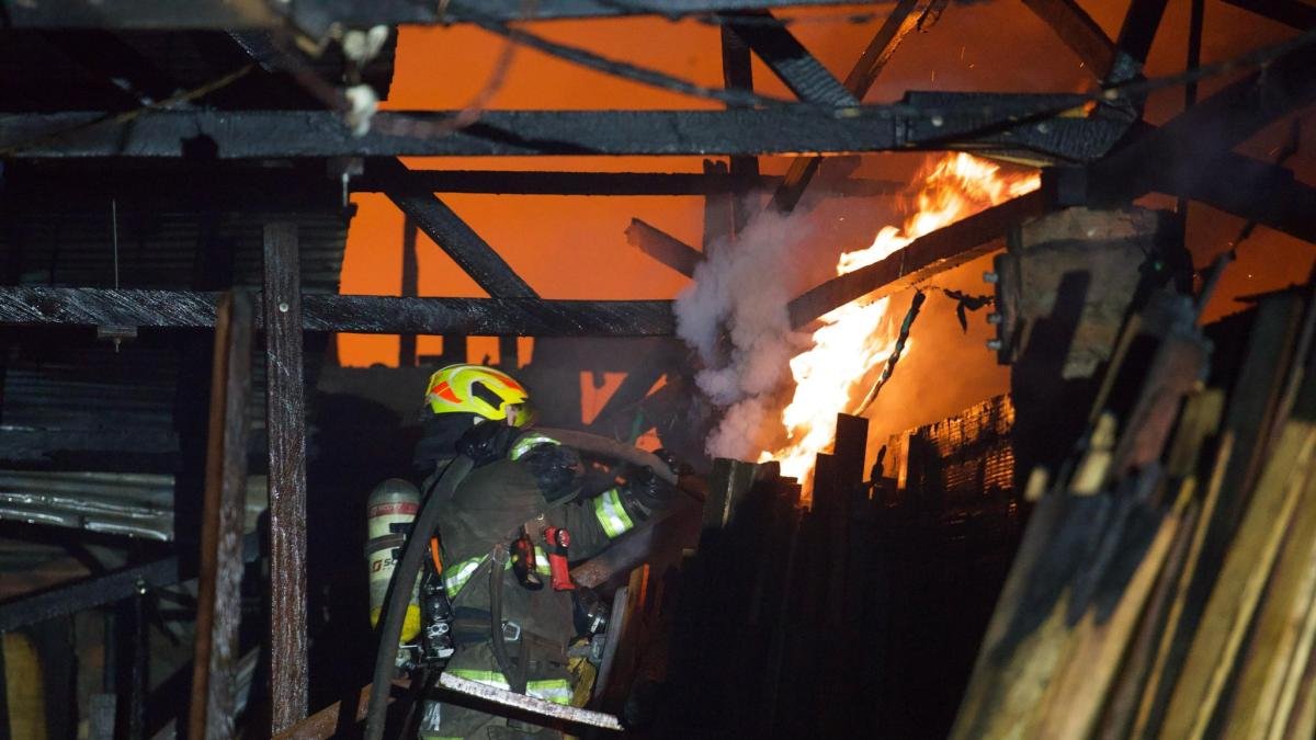 Identifican a la víctima mortal del voraz incendio en una bodega del centro