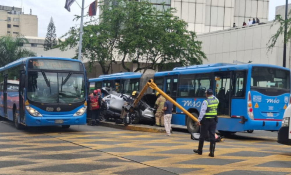 12 Heridos en accidente en Cali: Al Parecer, Un Carro Hizo un Giro Prohibido e Invadió Carril del Mio