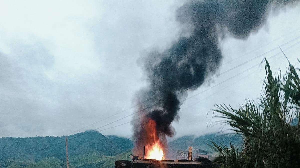 Queman una Tanqueta del Ejército y retienen a dos uniformados