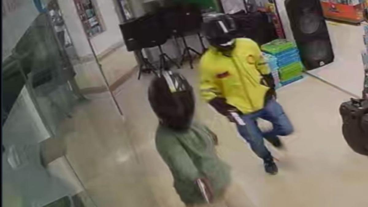 Dos Personas Fueron Asesinadas por Sicarios en un centro Comercial, en pleno Corazón de sinceljo