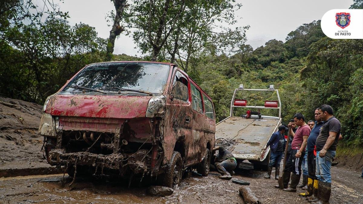 Dos Muertos, Más de 40 Personas Rescatadas y UNA Docena de Carros Atrapados por la avalancha
