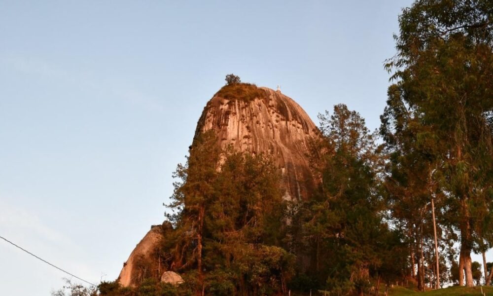 Así es la 'Hermana Menor' de la Piedra del Peñol.