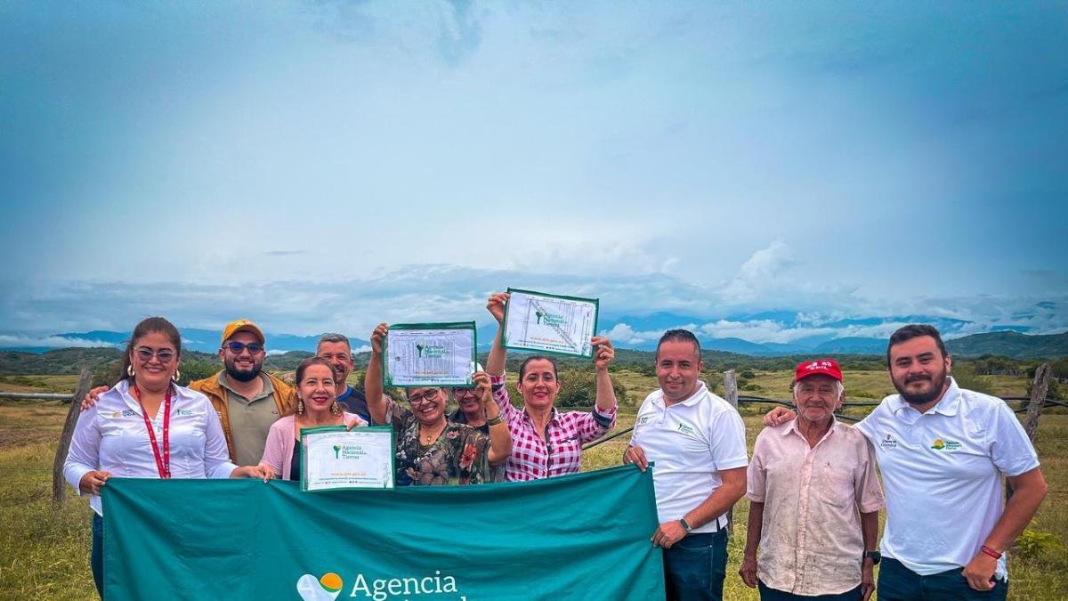 Mil Campesinas Reciben Títulos de ProPiedad