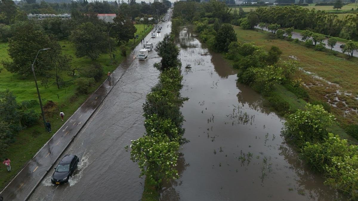 Autopista Norte Continúa Inundada por Las Fuertes Lluvias, conductores Buscan Desvíos Por la Carrera 7a