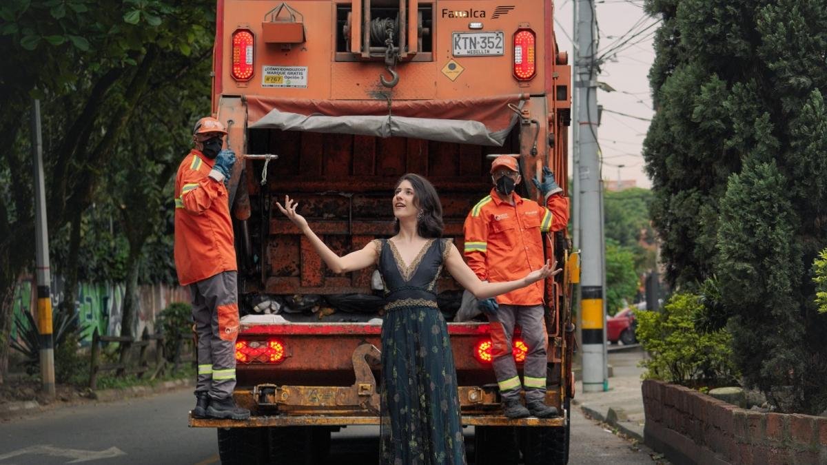 Con Ópera en Camiones de Basura, Medellín Recuerda A Sus Hábitantes Cómo Disponer Los Residuos